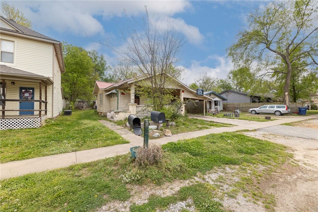 Property Photo:  605 S Maxwell Street  AR 72761 