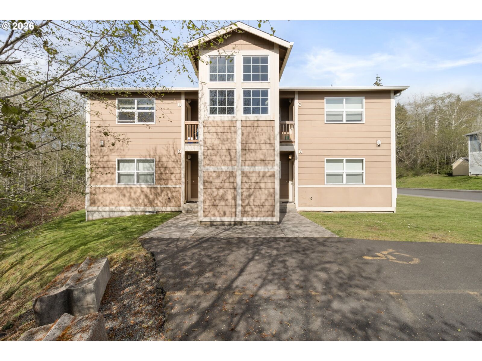 Property Photo: 1611 SE Willow Dr OR 97146