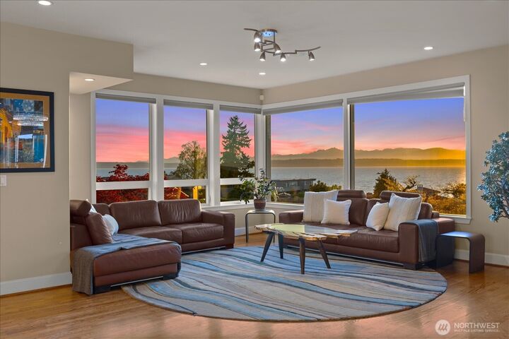 Property Photo:  831  Northstream Lane  WA 98020 