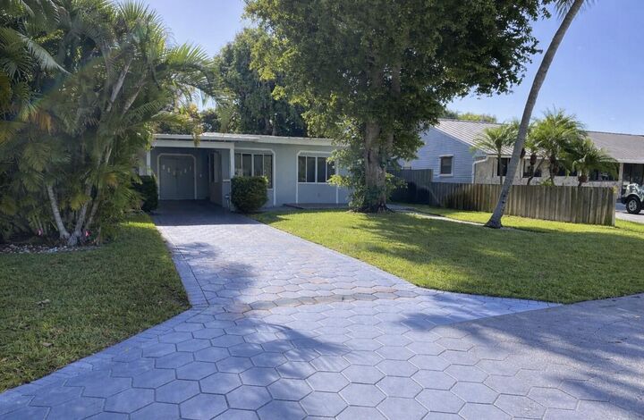 Property Photo:  712 NE 10th Avenue  FL 33060 