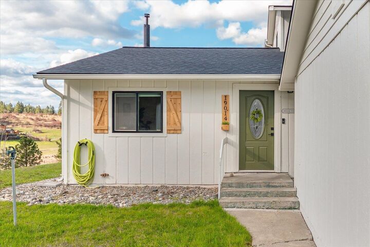 Property Photo: 19014 N Halliday Rd WA 99021