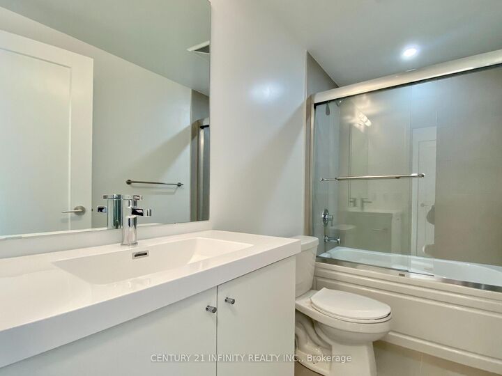 Property Photo:  2545 Simcoe Street N 2006  ON L1H 7K4 