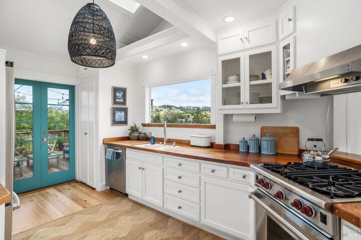 Property Photo:  54 Hillside Avenue  CA 94960 