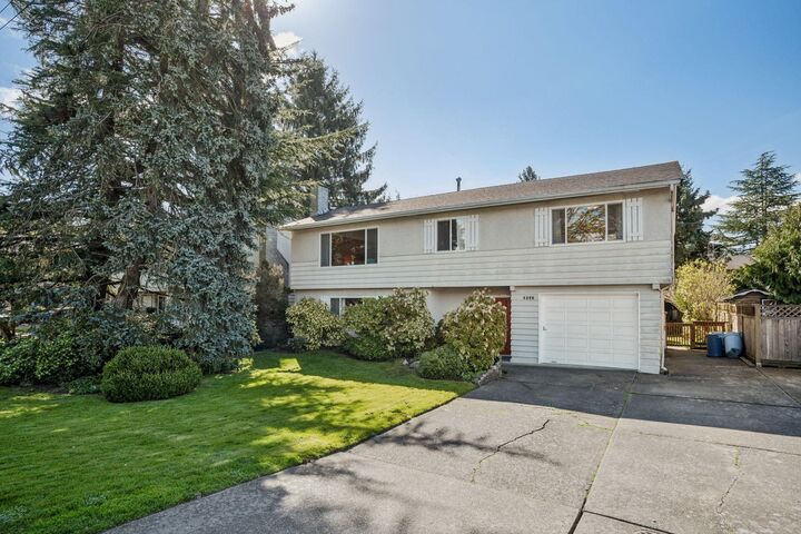 5392 Maple Crescent — photo 1