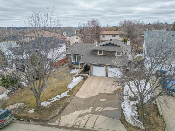 Property Photo:  105 Lynx Crescent  MB R7B 3R4 