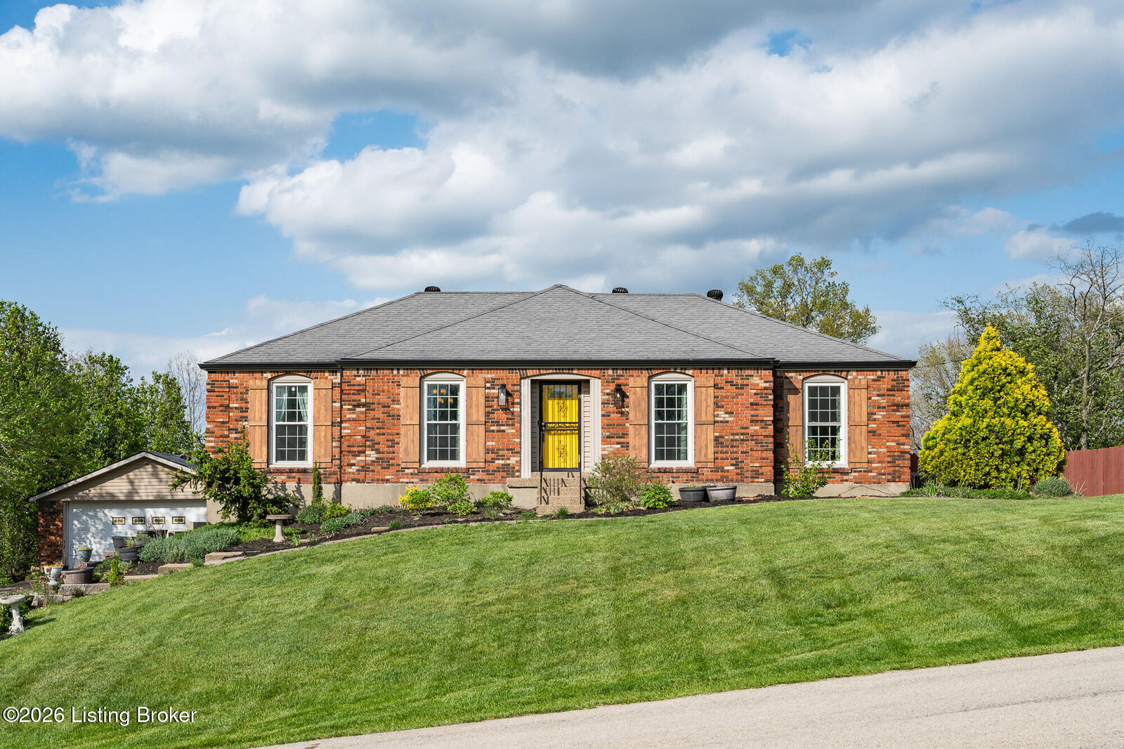 Property Photo:  304 Carriageway Rd  KY 40071 