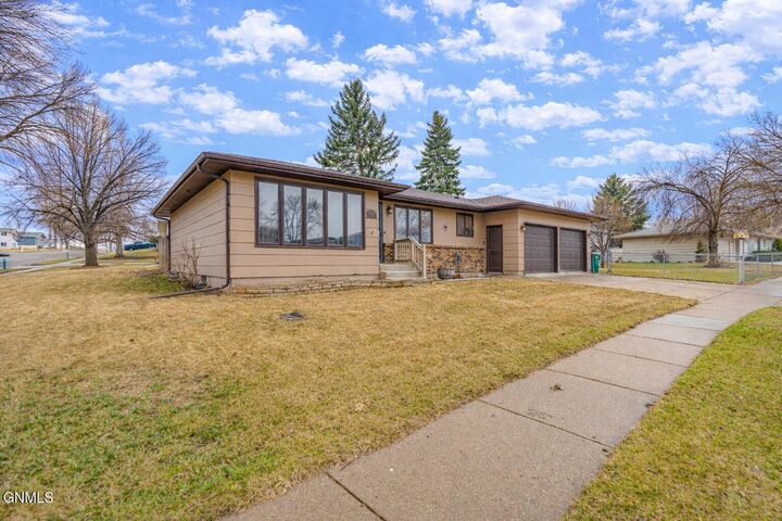 Property Photo:  1913 Grant Drive  ND 58501 