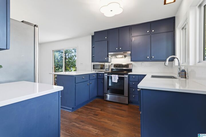 Property Photo: 545 Edgecrest Drive AL 35209