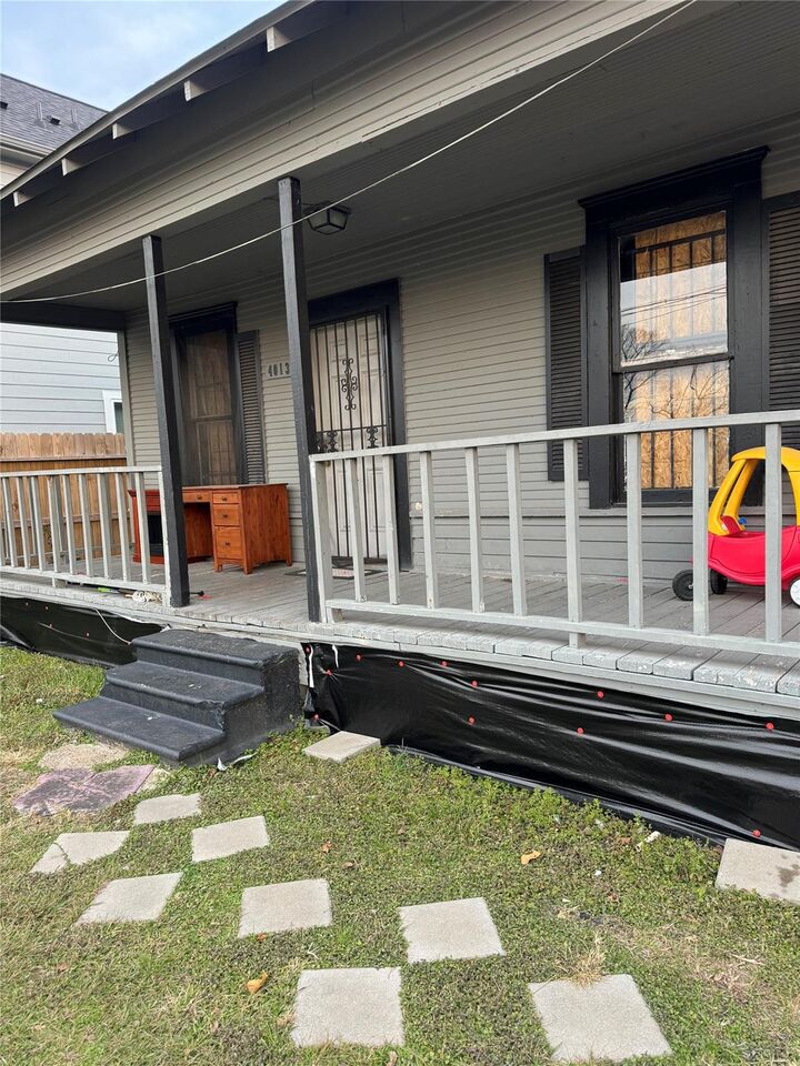 Property Photo: 4013 King Street TX 77026