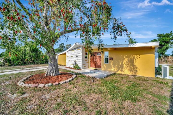 Property Photo: 6607 Georgia Avenue FL 34207