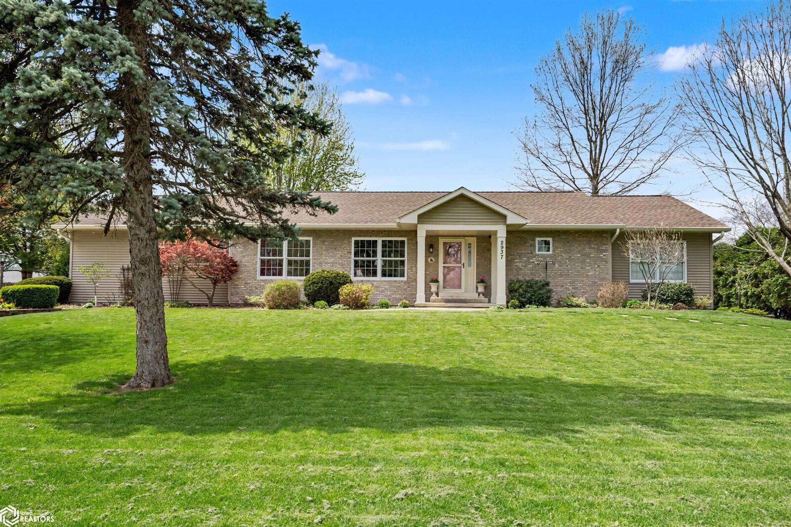 Property Photo:  2937 Cliff Road  IA 52601 