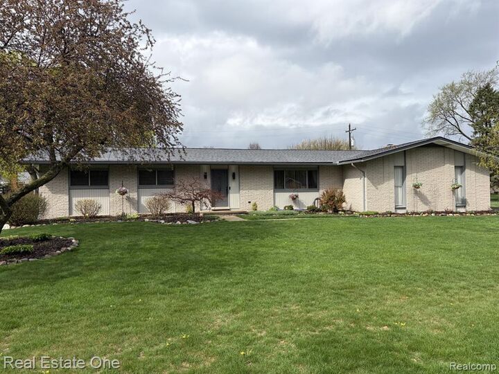 Property Photo:  1115 Torpey Drive  MI 48083 5442 