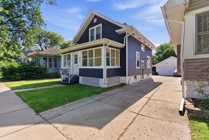 Property Photo:  