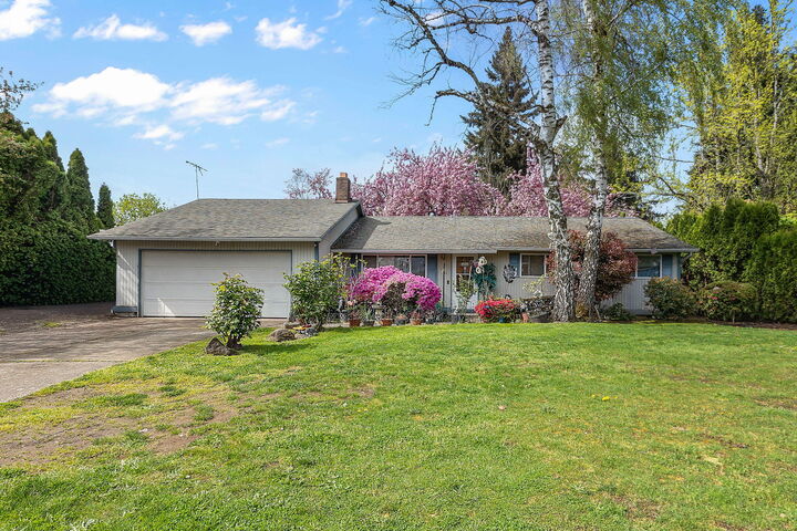 Property Photo:  230 SW 8th Avenue  OR 97013 