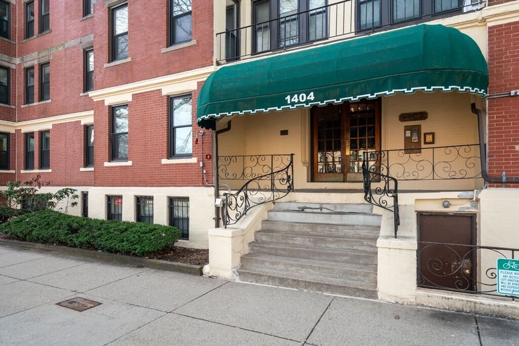 Property Photo: 1404 Commonwealth Ave 17 MA 02135