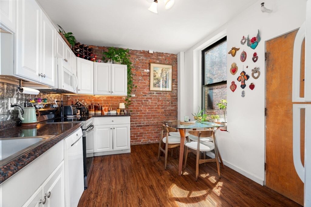 Property Photo:  1404 Commonwealth Ave 17  MA 02135 