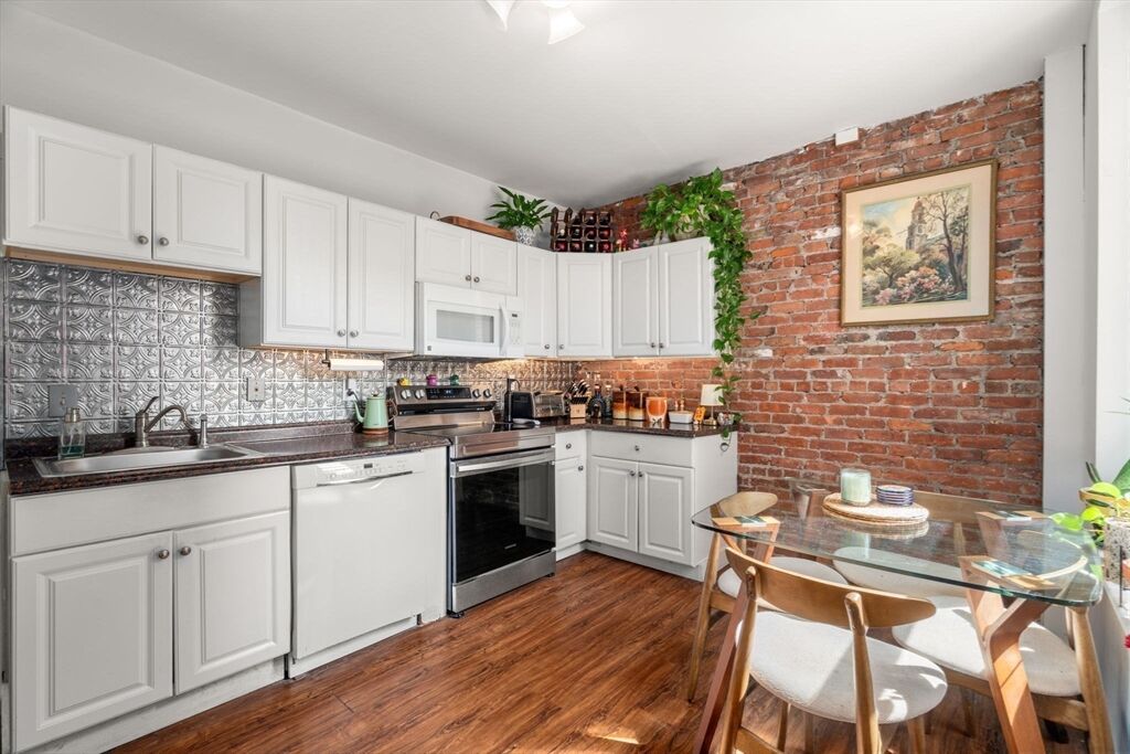 Property Photo:  1404 Commonwealth Ave 17  MA 02135 