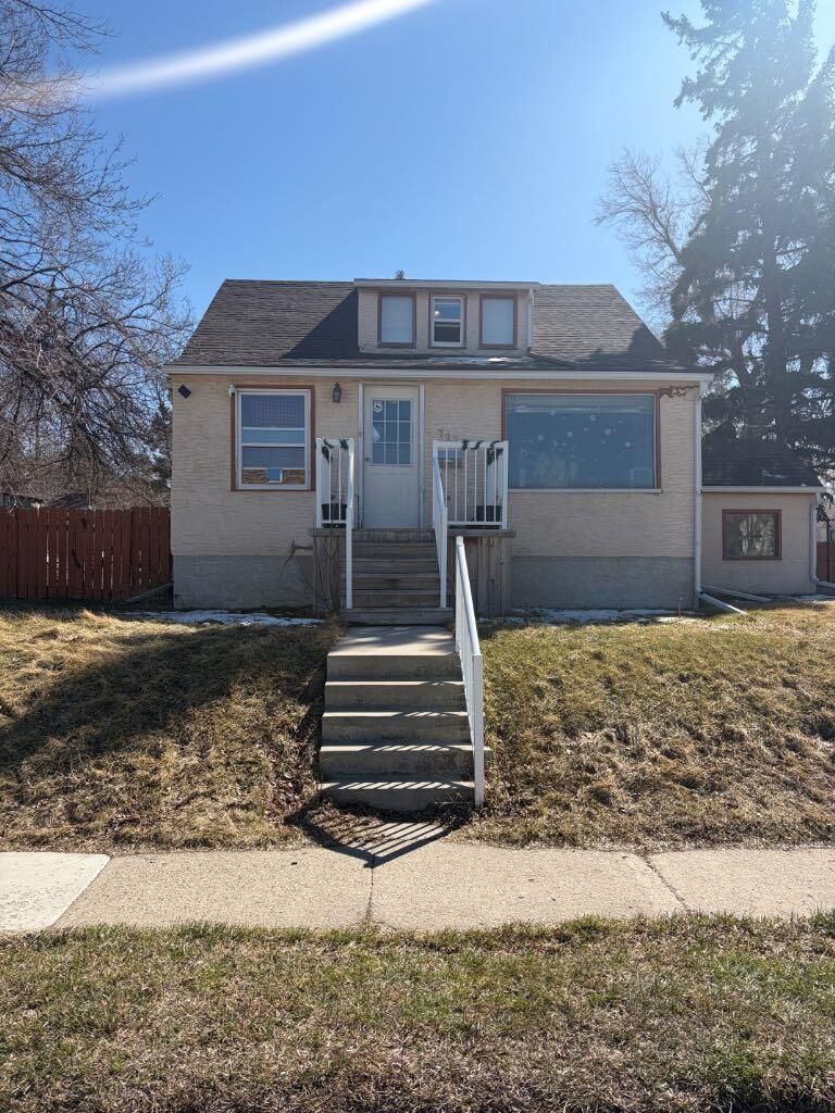 Property Photo: 712 9 Avenue S AB T1J 1T5