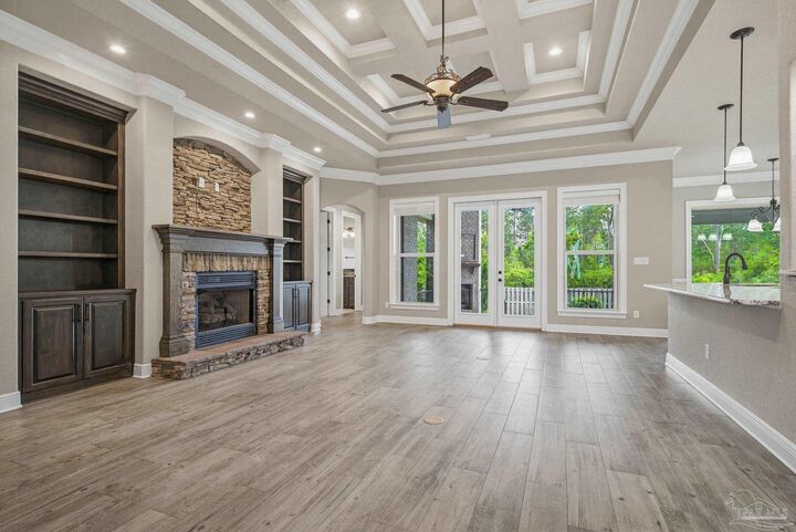 Property Photo: 5871 Huntington Creek Blvd FL 32526