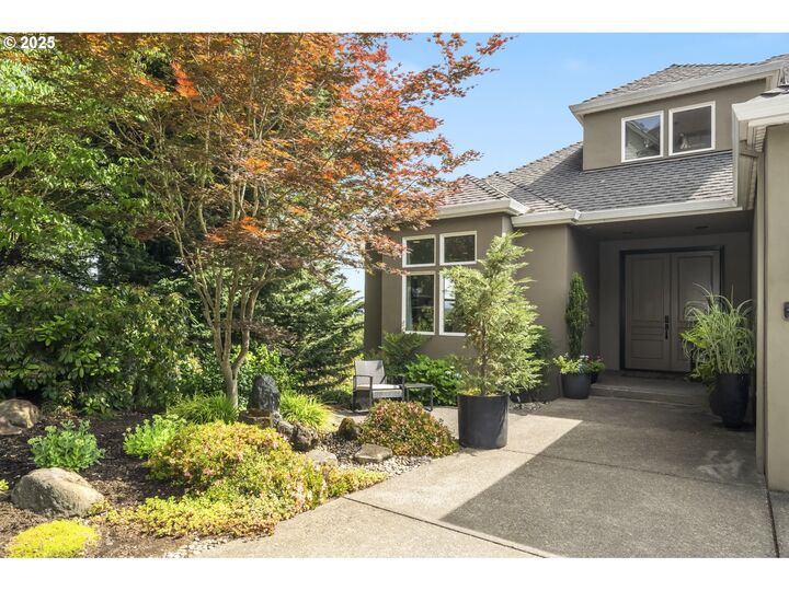 Property Photo: 7568 S Laview Dr OR 97219