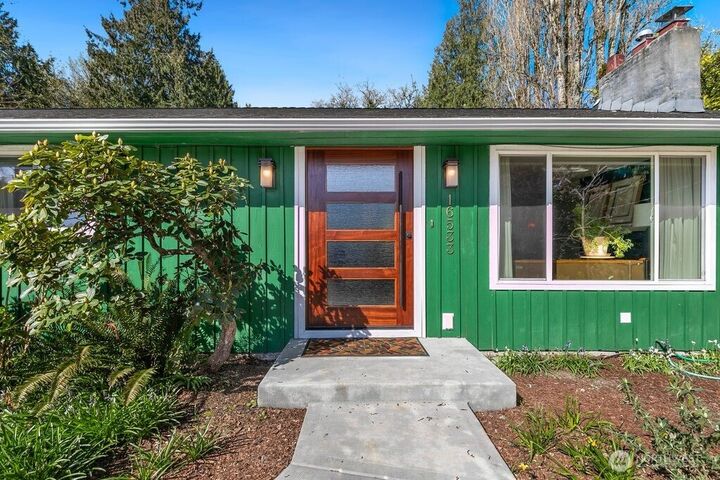 Property Photo: 16533 34th Avenue NE WA 98155