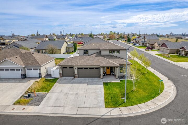 Property Photo:  606  8th Avenue NE  WA 98823 