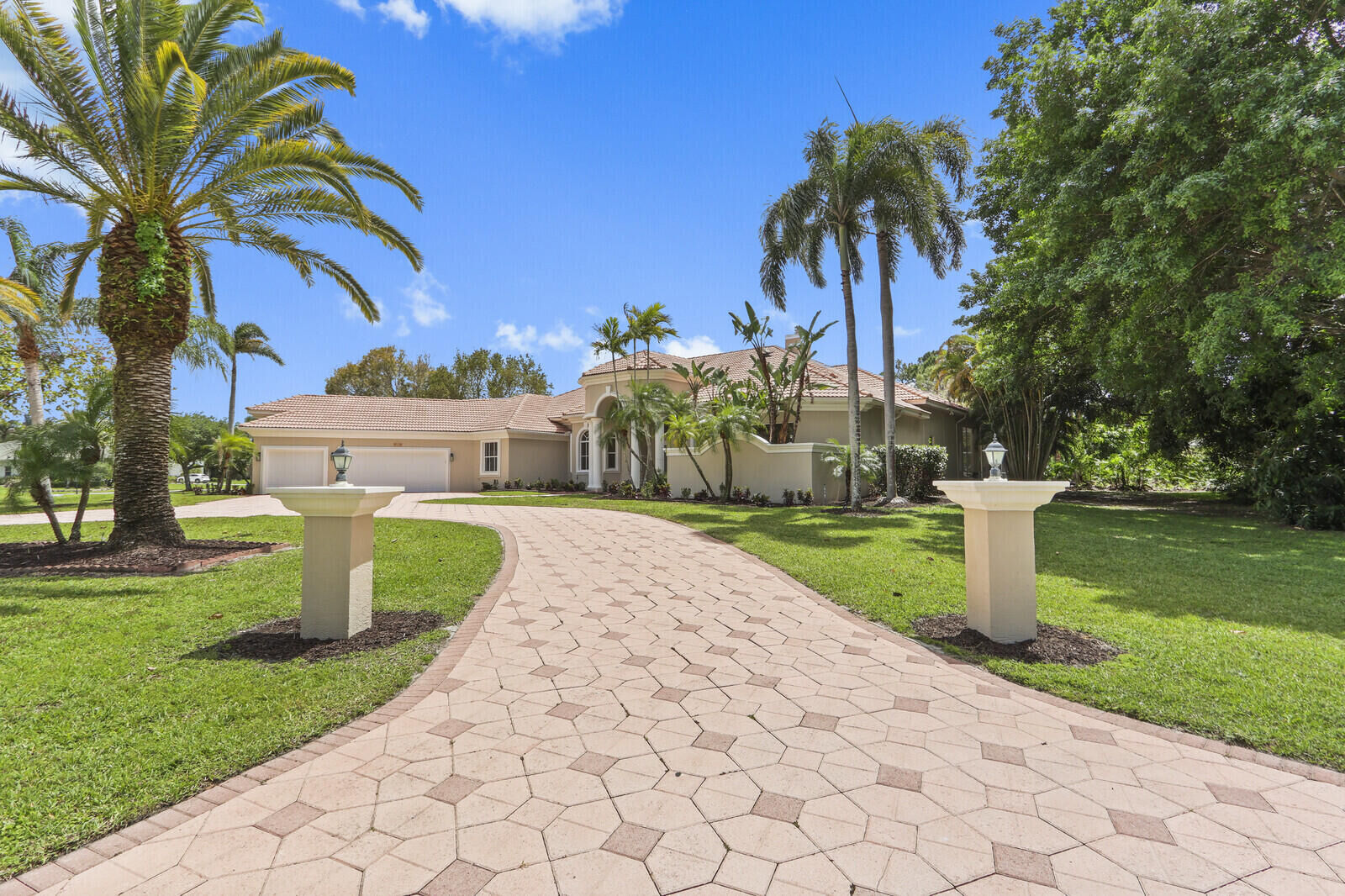 Property Photo: 8280 Woodsmuir Drive FL 33412