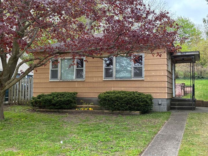 Property Photo:  897 McDonald Avenue  ON N2Z 1A5 