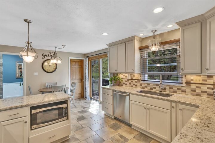 Property Photo:  34 Fieldstone Pl  PA 16063 