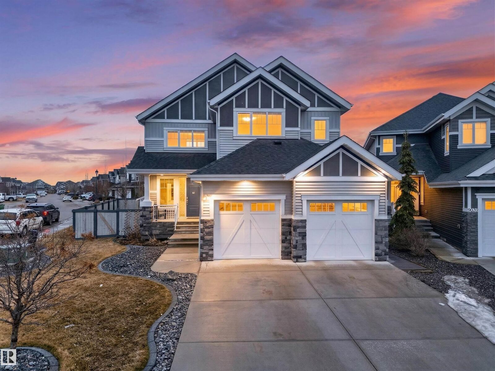 Photo de la propriété:  9037 24 Avenue SW  AB T6X 2C4 