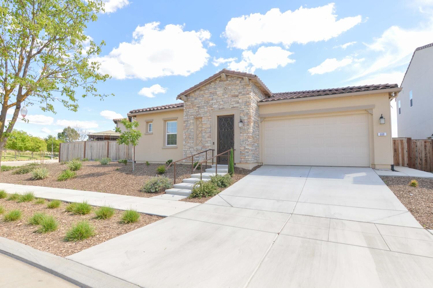 Property Photo:  668 Rock Crest Avenue  CA 93636 