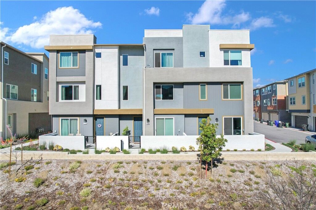 Property Photo:  27582 Manzanita  CA 91381 