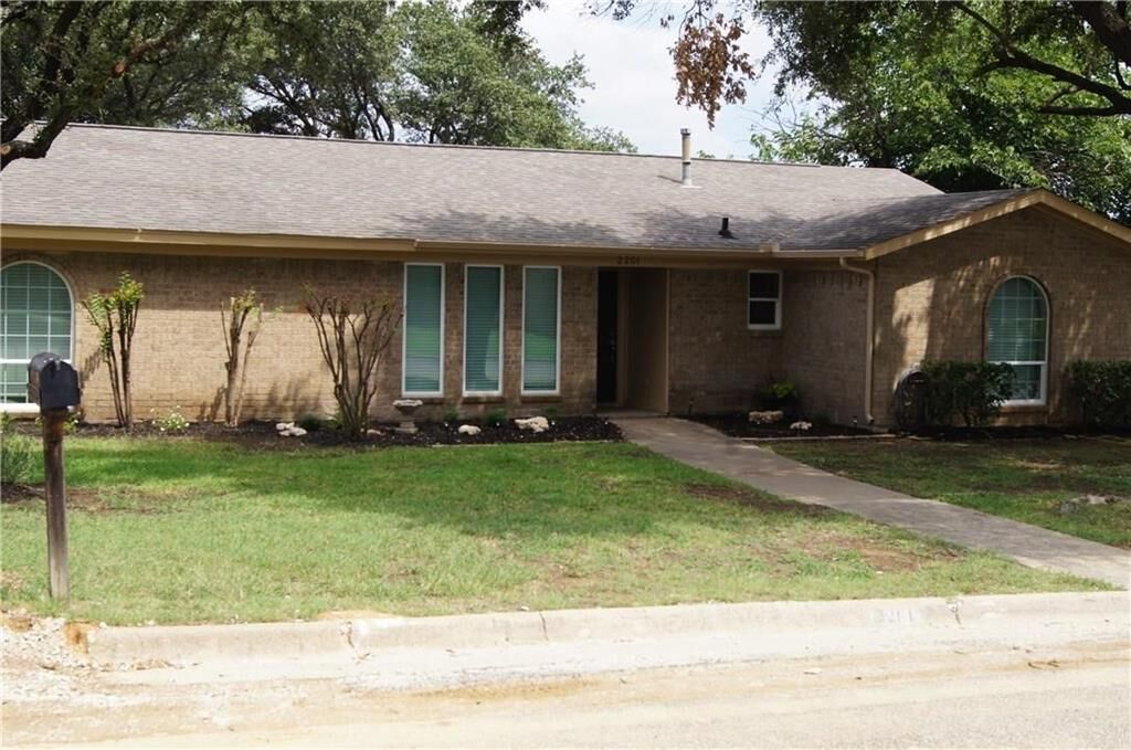 Property Photo:  2201 Highcrest Drive  TX 76022 