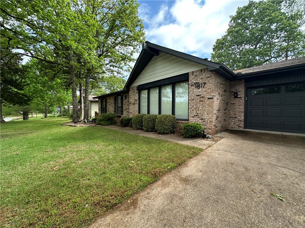 Property Photo:  1817 Fairway Drive  AR 72653 