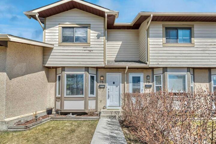 Property Photo:  75 Deerfield Drive SE  AB T2J 6T8 