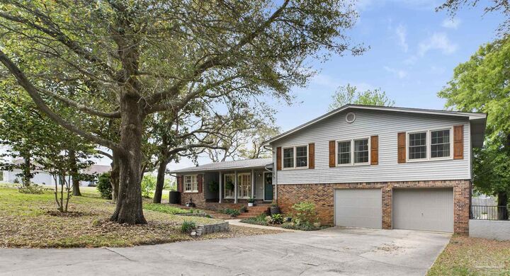 Property Photo:  505 Bear Dr  FL 32561 