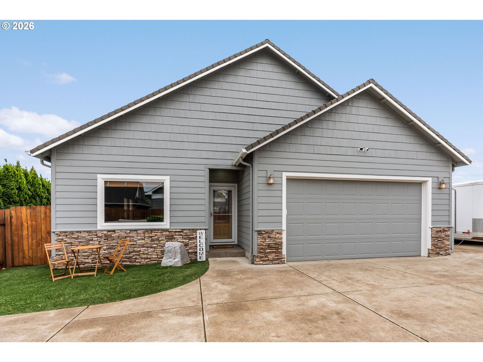 Property Photo:  852 T St  OR 97477 