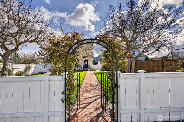 Property Photo:  2913  K Avenue  WA 98221 