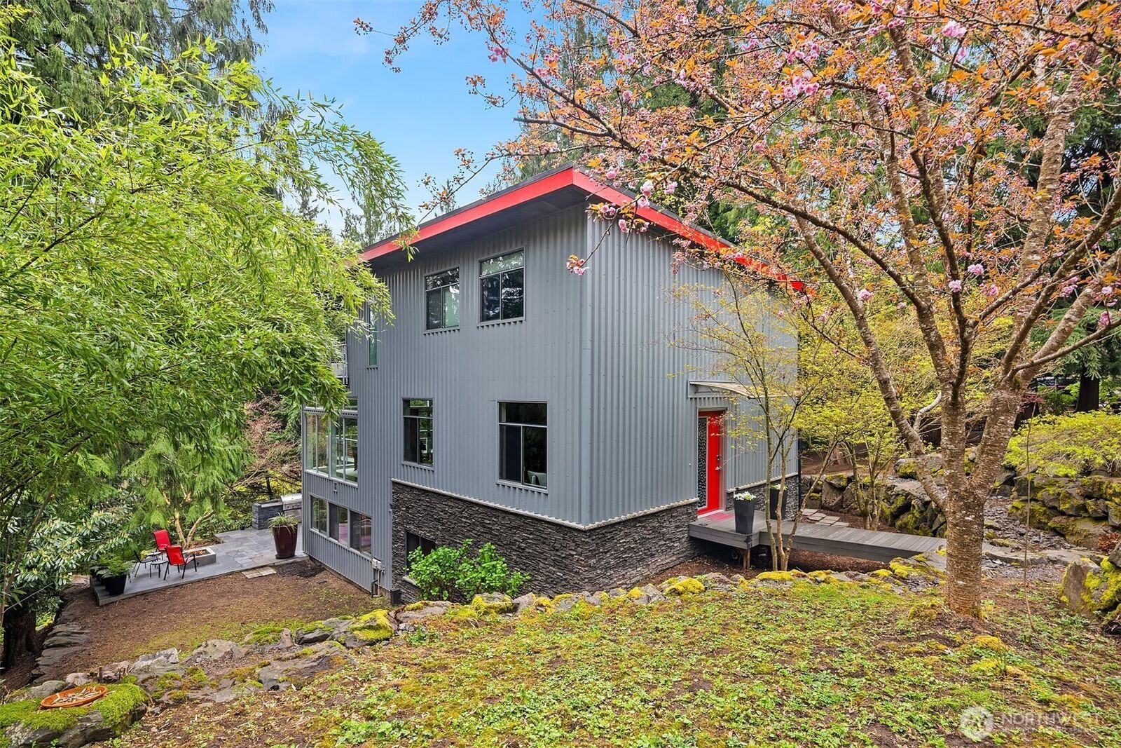 Property Photo:  1534  Hillside Drive SE  WA 98027 
