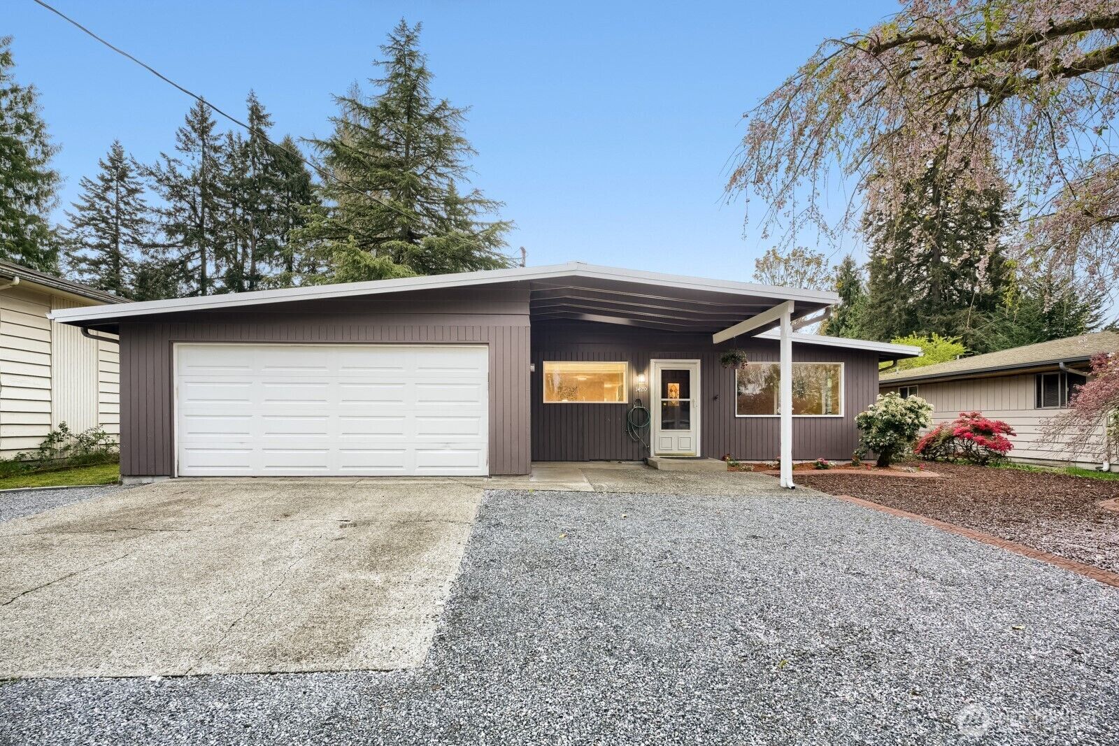 Property Photo:  1420 E Walnut Street  WA 98030 