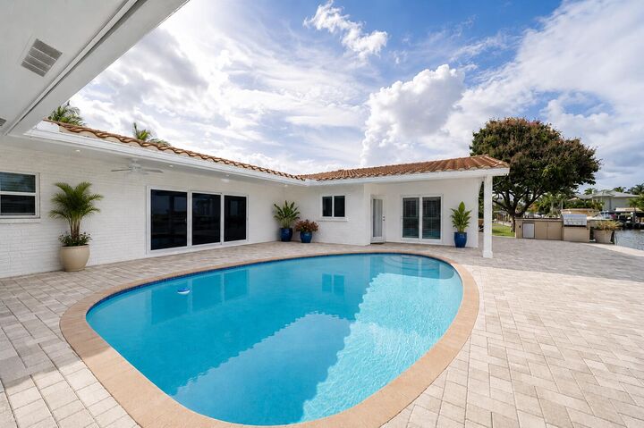 Property Photo: 2401 SE 8th Court FL 33062