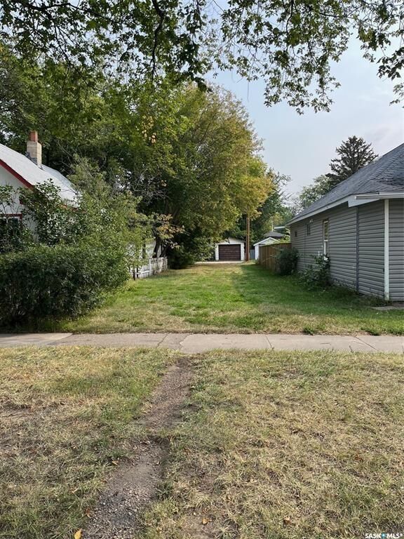 Property Photo:  320 J Avenue S  SK S7M 2A5 