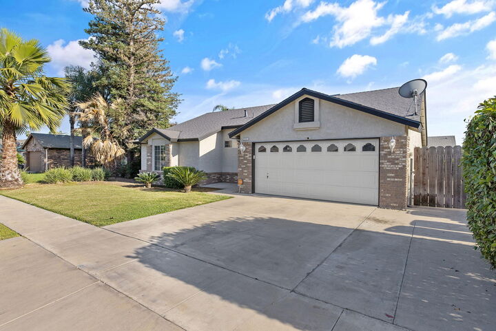 Property Photo:  2111 W Merritt Avenue  CA 93274 