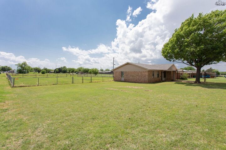 Property Photo:  406 W Mesquite Street  TX 76351 