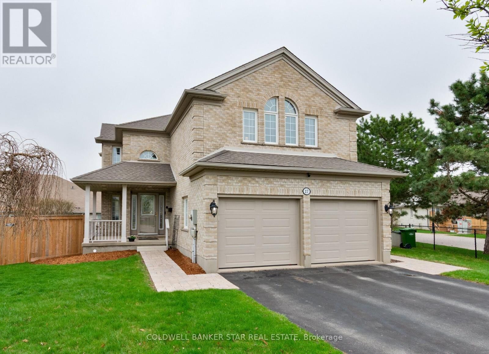 Property Photo: 17 Windemere Place ON N5R 6H3