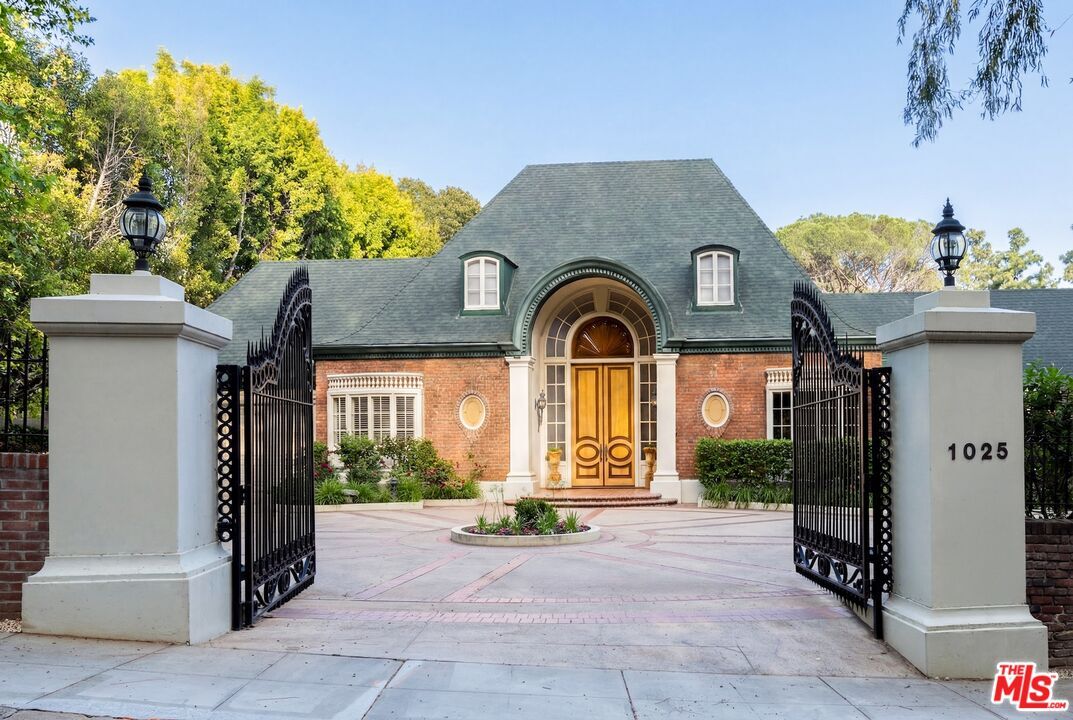 Property Photo:  1025 N Crescent Dr  CA 90210 