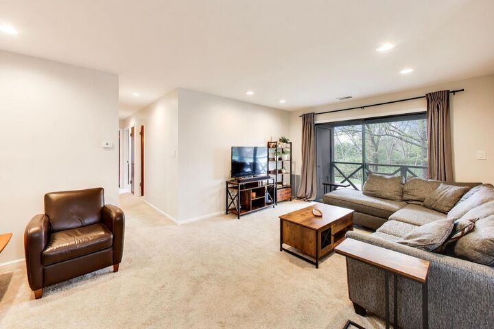 Property Photo:  1048 Harbour Court 2B  IL 60090 