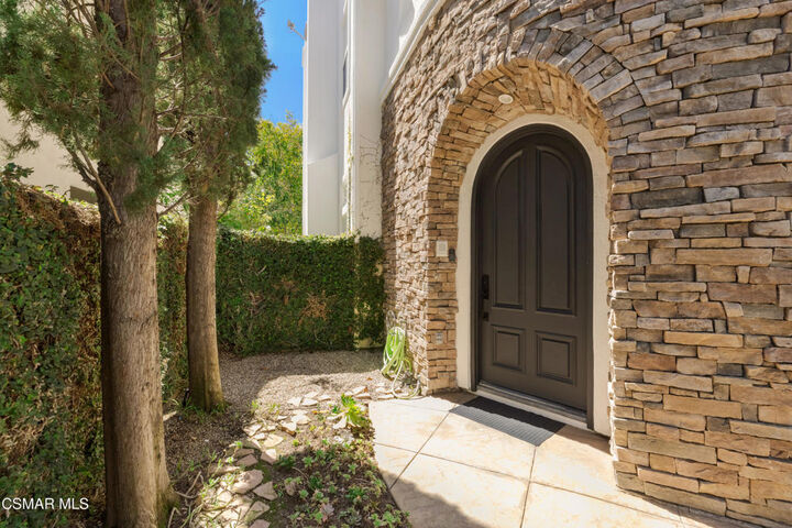Property Photo:  861 Alexandra Court  CA 91377 