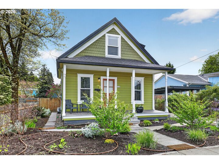 Property Photo:  6124 NE Hoyt St  OR 97213 