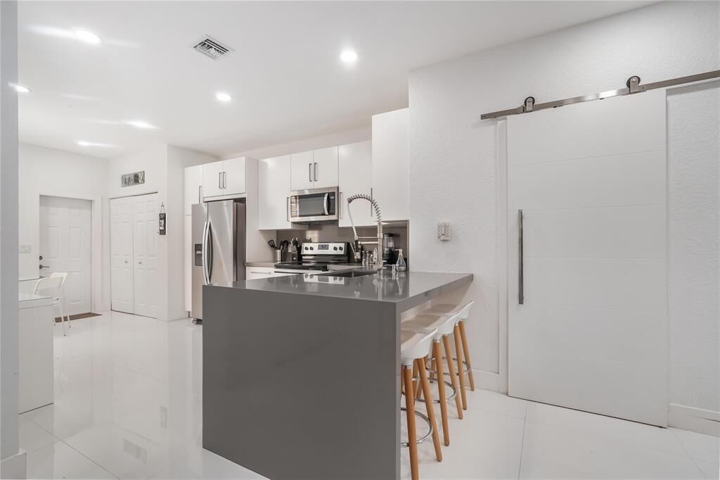 Property Photo:  4204 Vineyard Circle 2  FL 33332 